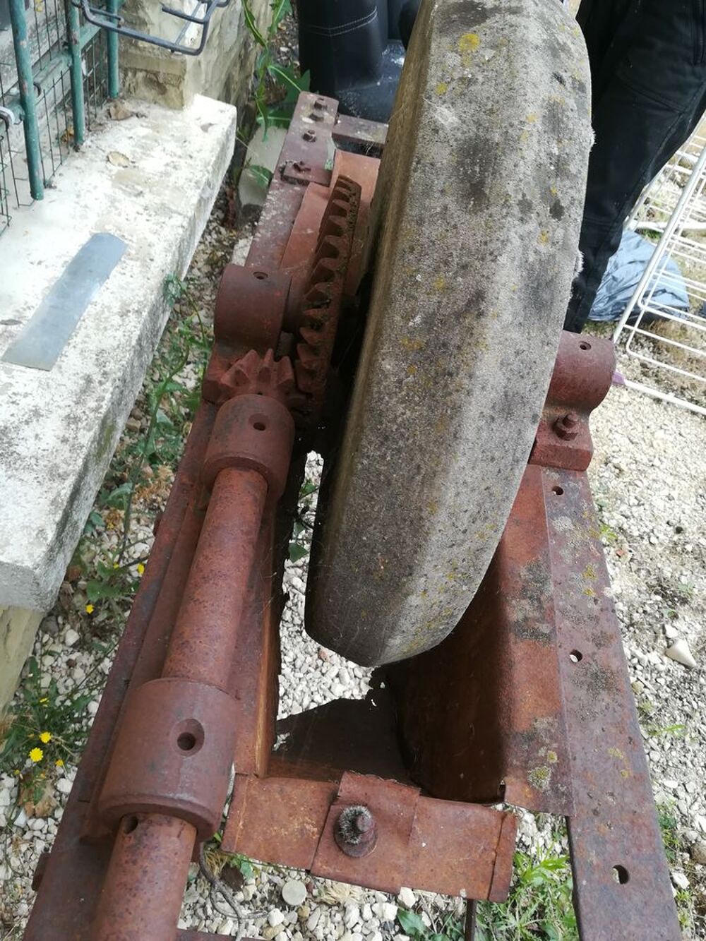 Meule &agrave; eau &agrave; restaurer. Faire offre Bricolage