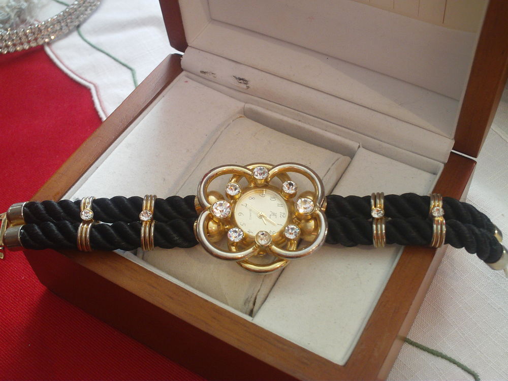 Magnifique montre styl&eacute;e pierres Swarovski N&deg; 416 Bijoux et montres