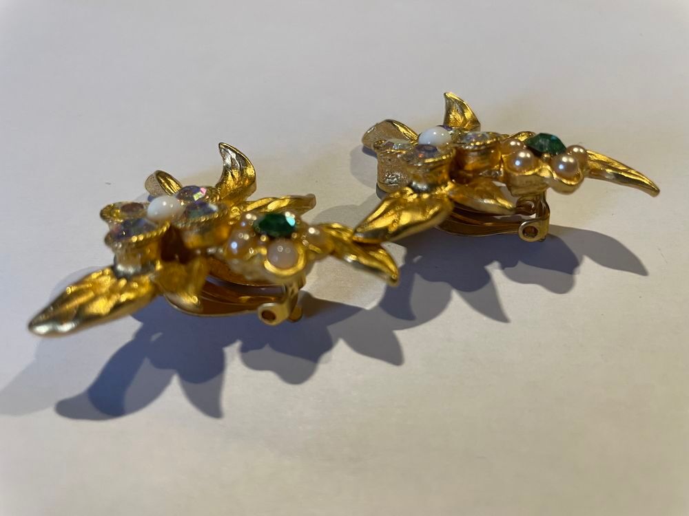 BO clip dor&eacute;e feuilles triangle avec cabochons nacr&eacute;s strass Bijoux et montres