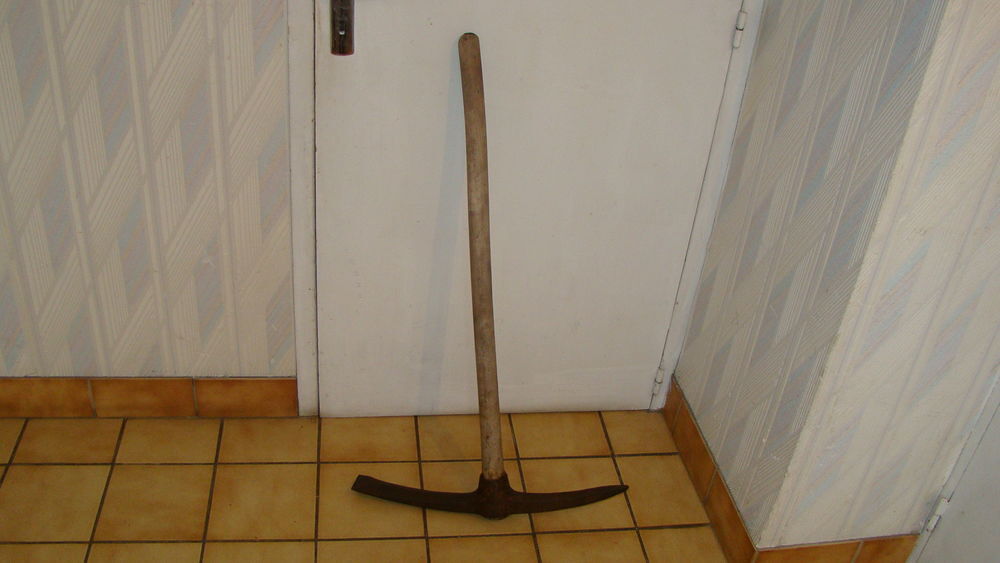 Pioche ancienne de terrassier estampill&eacute;e en acier forg&eacute;
Jardin