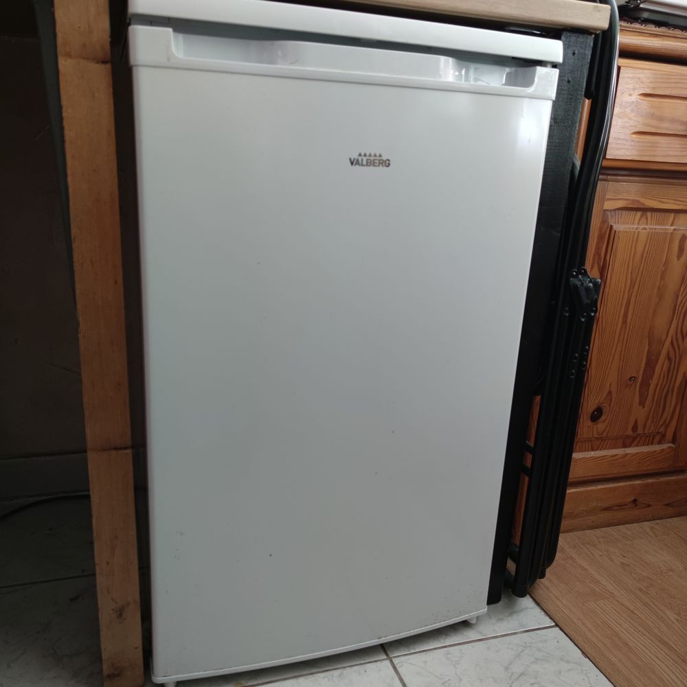 R&eacute;frig&eacute;rateur+ freezer Valberg 98 L Electroménager
