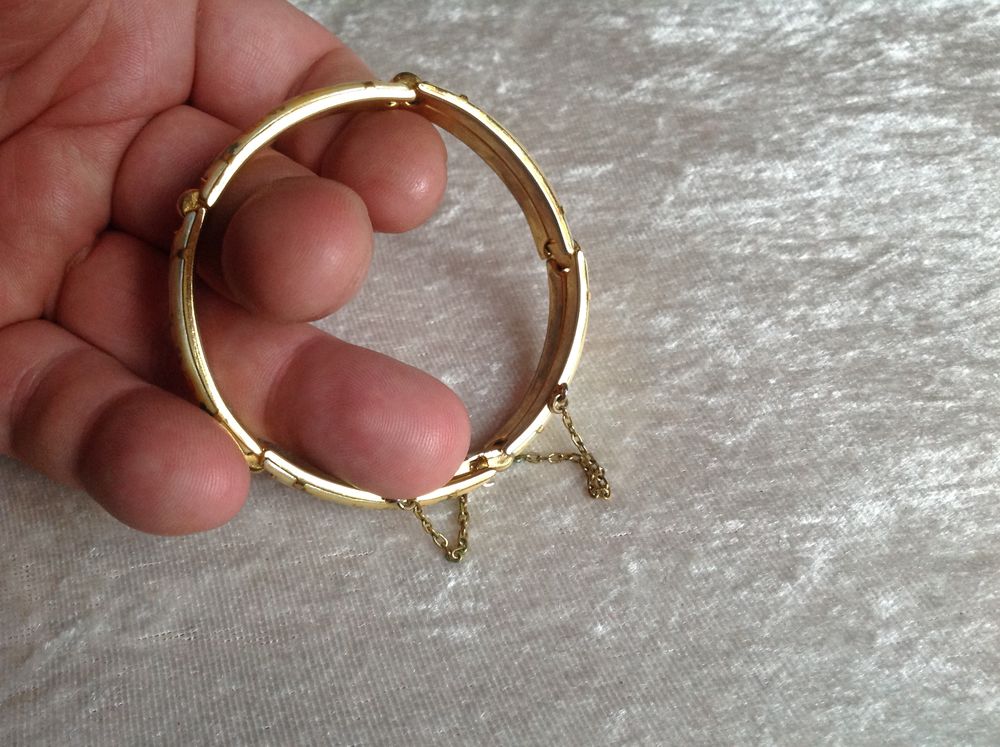 BRACELET M&Eacute;TAL DOR&Eacute; EFFET NACR&Eacute; MOTIF FLEURS Envoi Possible
Bijoux et montres