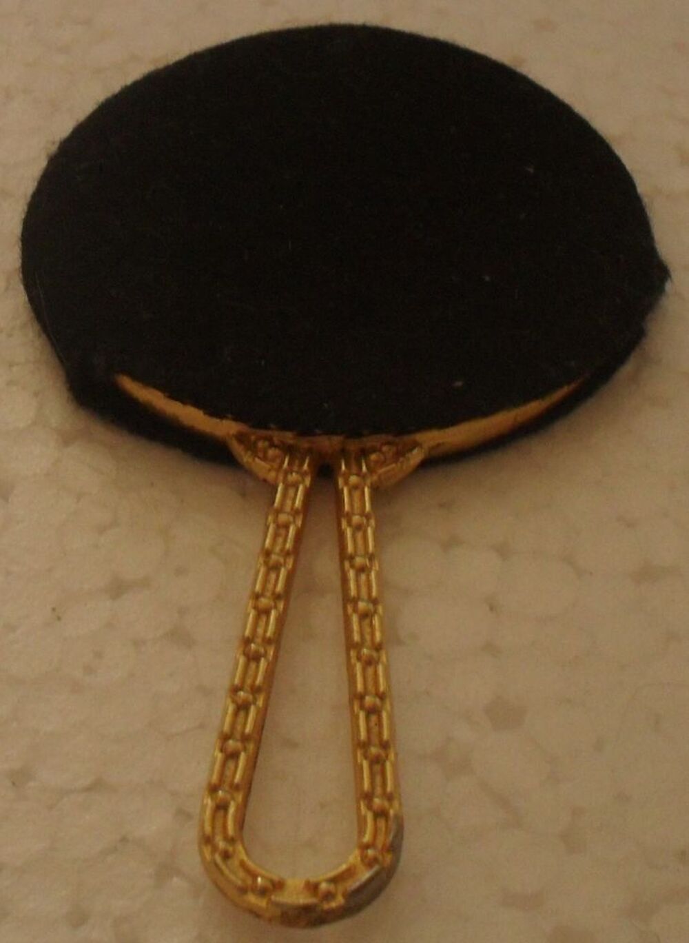 Petit miroir rond dor&eacute; de poche avec sa housse. Bijoux et montres