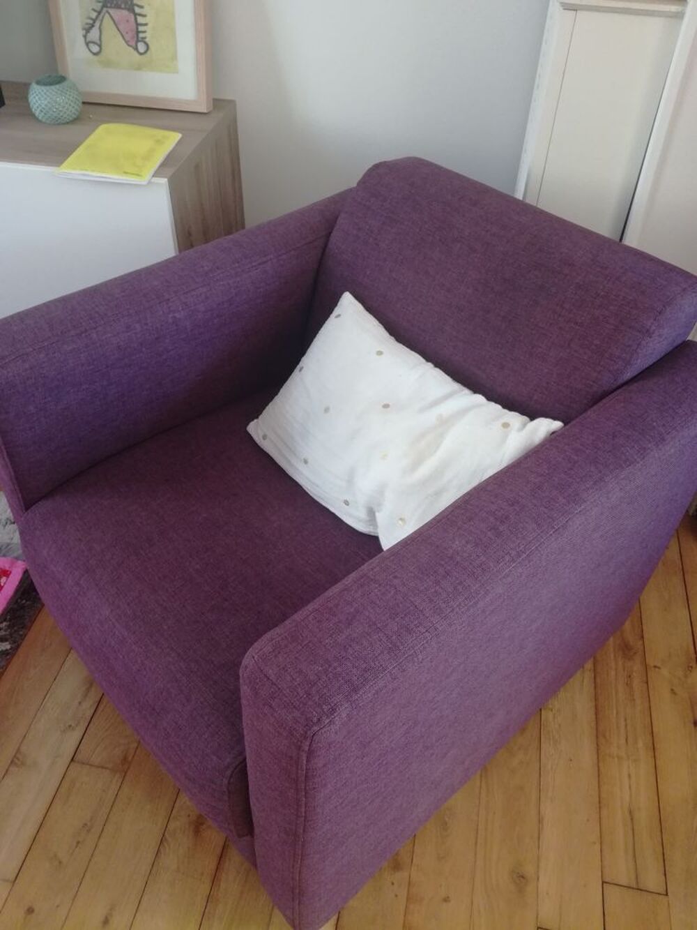 Fauteuil en tissu lila 
Meubles