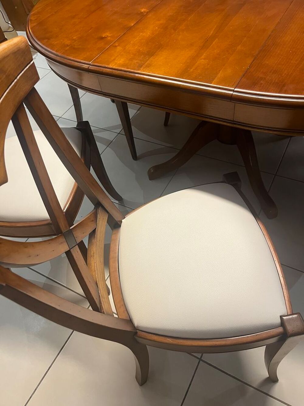 Table ronde en merisier avec chaises Meubles