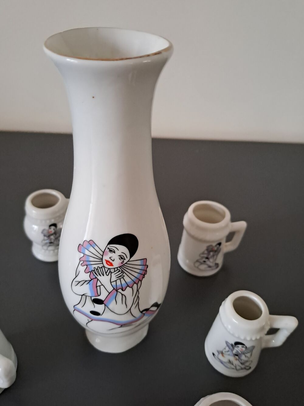 Petit vase et 6 petites chopes Pierrot claire de lune Décoration