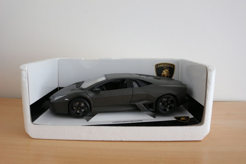 Burago 1/18 scale 18-11029 - Lamborghini Reventon - Matt Gre Jeux / jouets