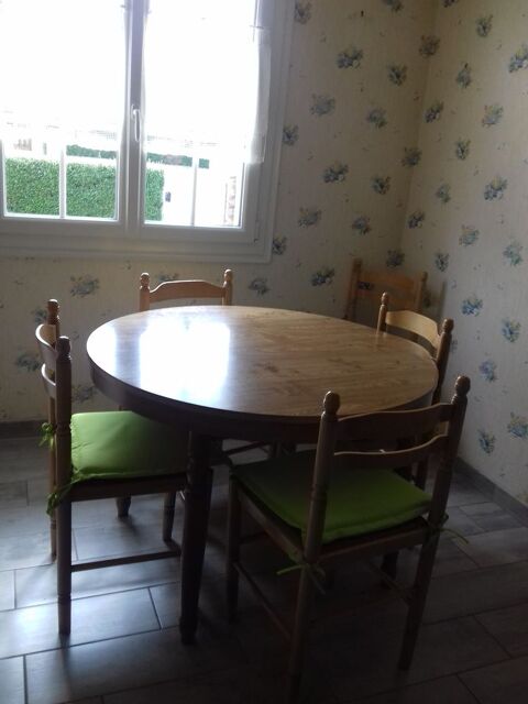 Table salle  manger avec 4 chaises 0 Bonchamp-ls-Laval (53)