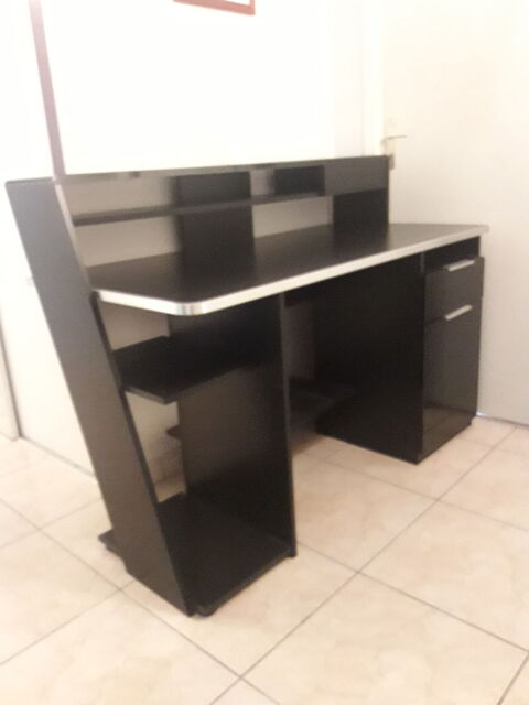 bureau noir trs bon tat. 60 Saint-Caprais-de-Bordeaux (33)