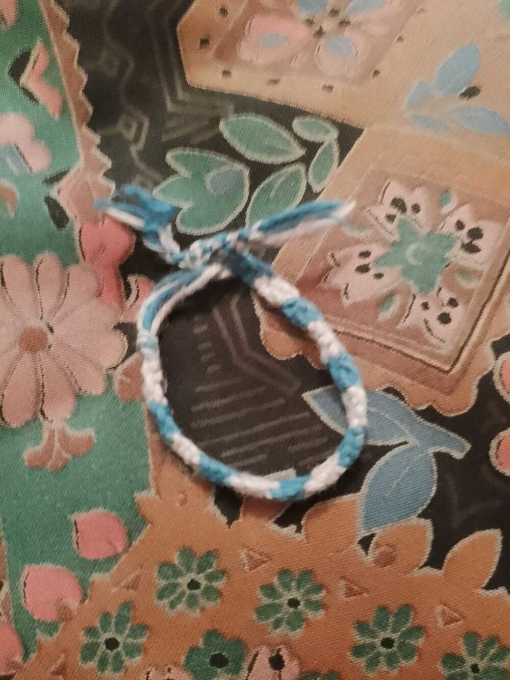 bracelet en fils Bleus violets pastels artisanal vintage ann&eacute;es 80 enfants. Bijoux et montres