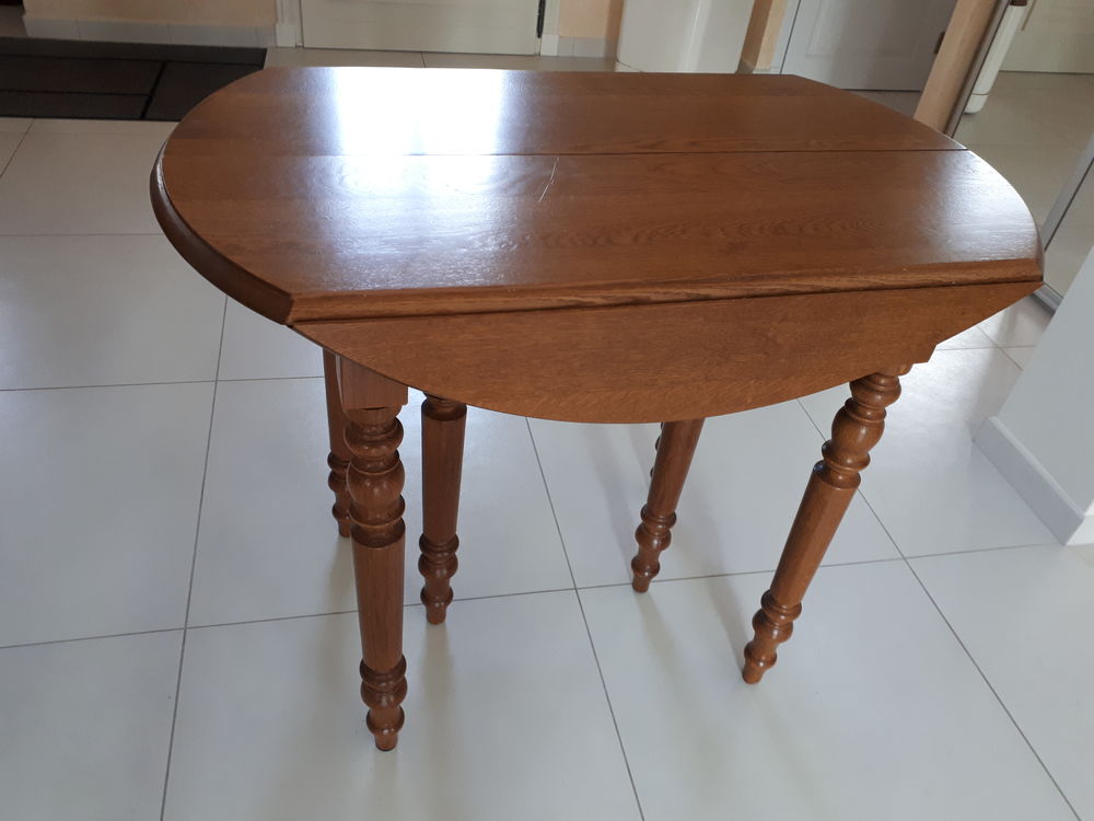 Table en ch&ecirc;ne massif.
Meubles