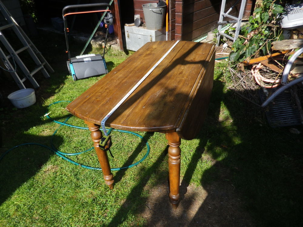 Table ancienne ronde en noyer Meubles