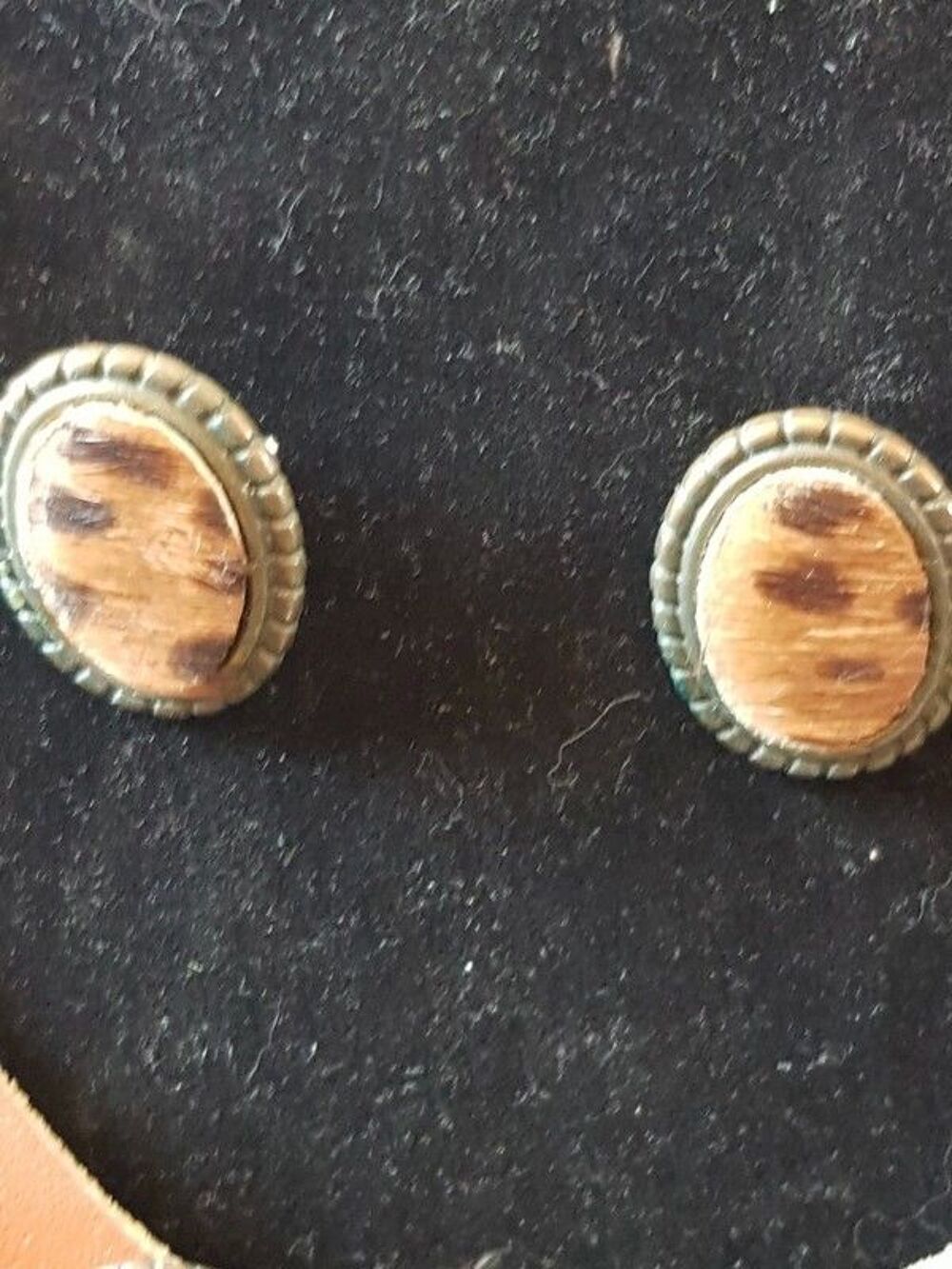 Parure en cuir marron dessin l&eacute;opard neuf clip d oreilles et Bijoux et montres