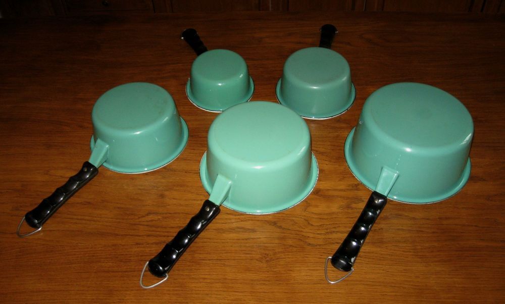 Batterie de 5 casseroles &eacute;maill&eacute;es anciennes Cuisine