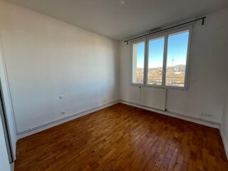  Appartement à louer 4 pièces 82 m²