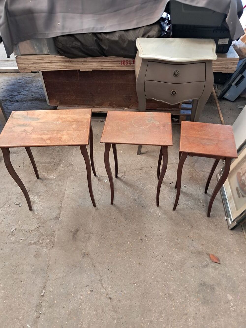 3 petites tables encastrables. Meubles