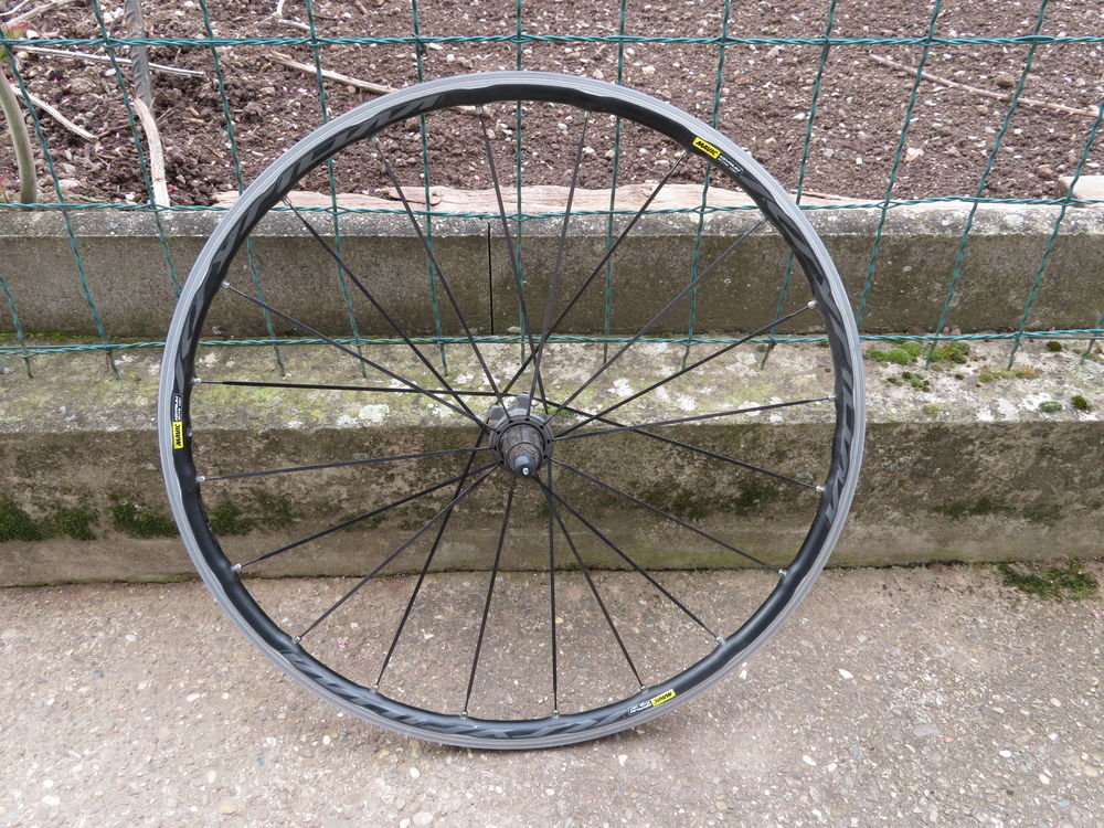 Stop affaire, magnifique roue Mavic Ksyrium Elite Ust. Vélos