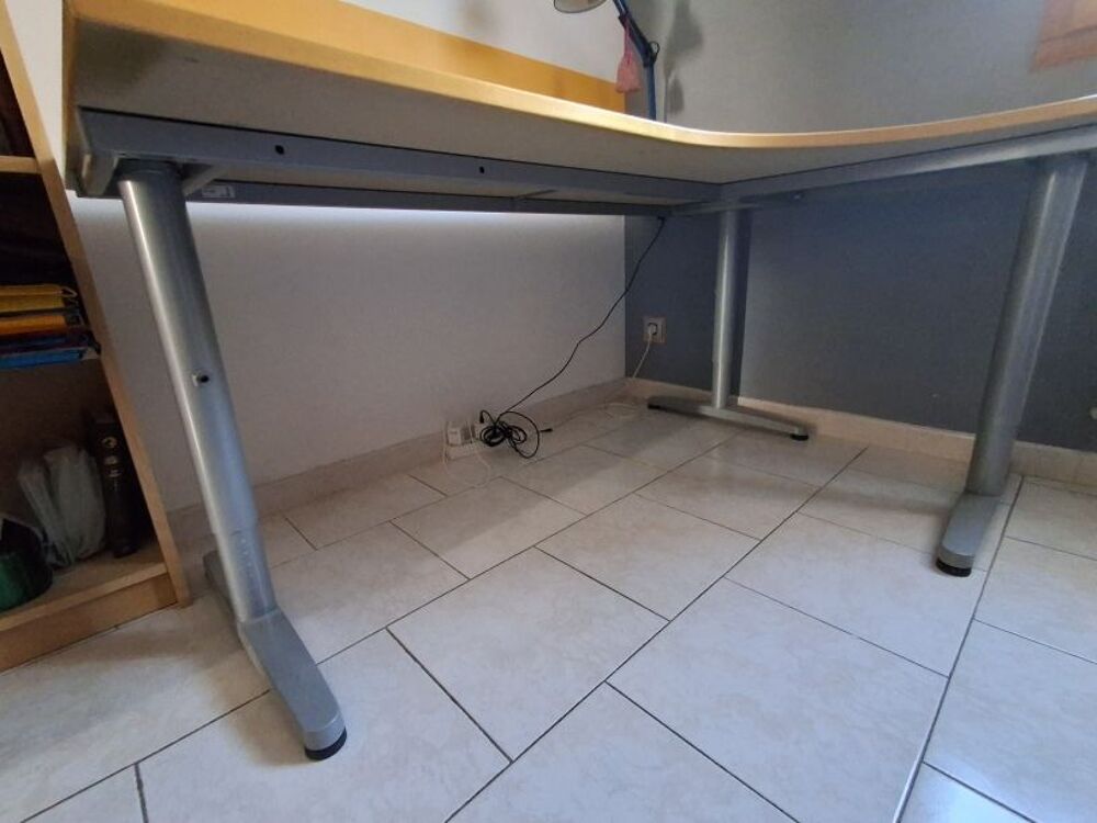 Bureau avec plateau incurv&eacute; Meubles