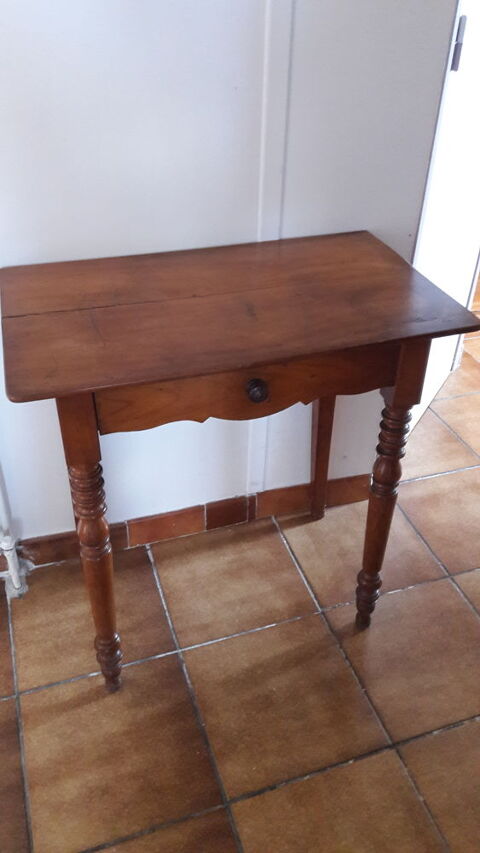 Petite table  / 72 - 68- 41 90 Beaupuy (82)