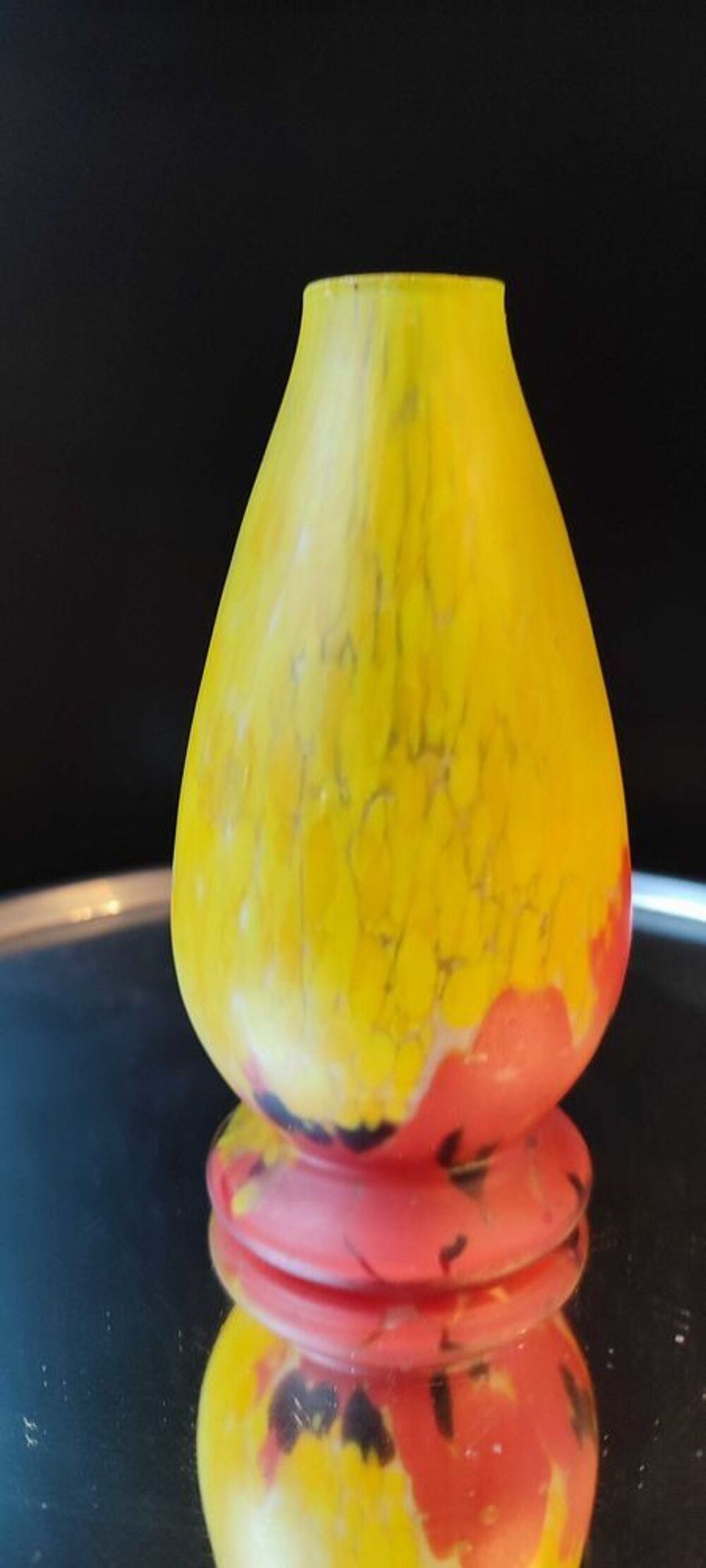 Vase forme galb&eacute;e en pate de verre 