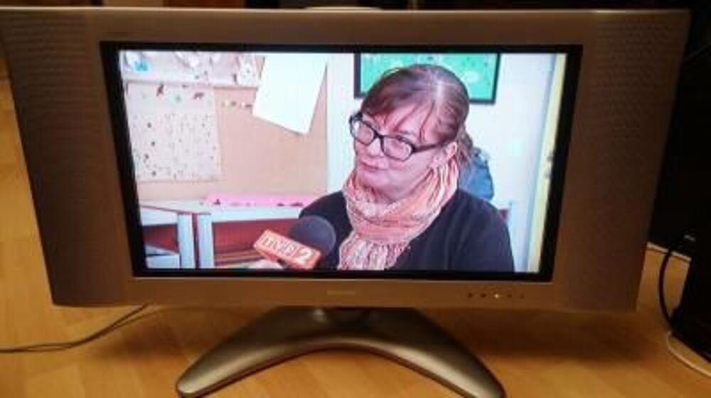 T&eacute;l&eacute;vision &agrave; &eacute;cran plat Sharp 22" AQUOS avec t&eacute;l&eacute;commande Photos/Video/TV