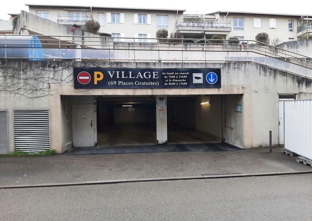 Location Parking/Garage Garage Box, fermé 13 m², Saint-Priest, Centre du village Saint-priest