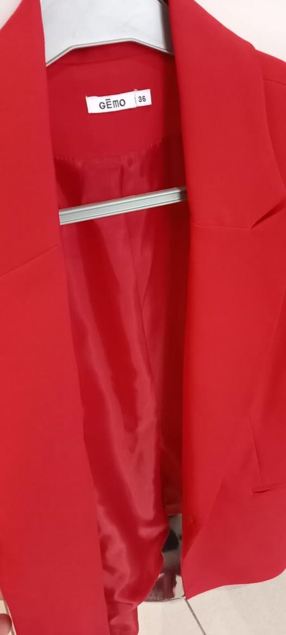 Superbe Veste sans manche classe rouge pour occasion Vêtements