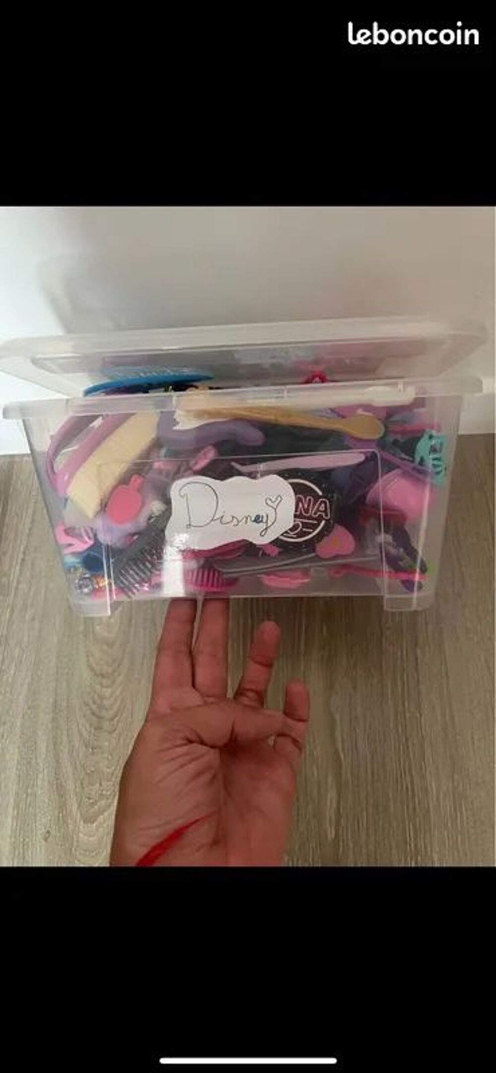 LOT POUPEES BARBIE AVEC CAISSE VETEMENTS ET ACCESSOIRES Jeux / jouets