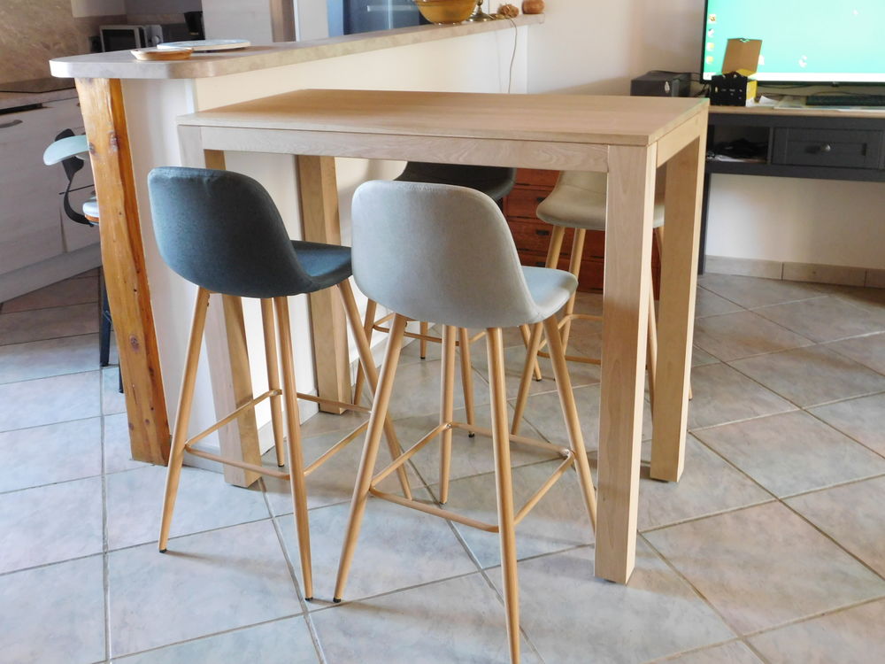 table haute en ch&ecirc;ne massif + 4 chaises hautes Meubles