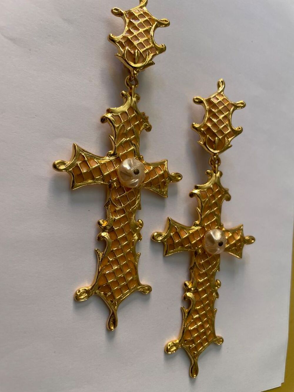 BO Clip croisillons email rose nacr&eacute; pendant croix +perle CL Bijoux et montres