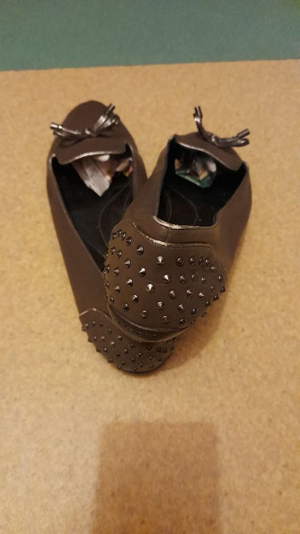 chaussure ? ballerine Geox clout&eacute;e original pointure 42 bon &eacute;tat marron avec petit noeux argent&eacute; valeur 130 euro prix sacrifi&eacute;s vue quel ont &eacute;t&eacute; port&eacute;e petit prix 18 euro Chaussures