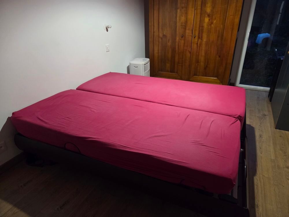 Lit &eacute;lectrique Tempur, 160, 2 matelats Tempur ind&eacute;pendant.
Meubles