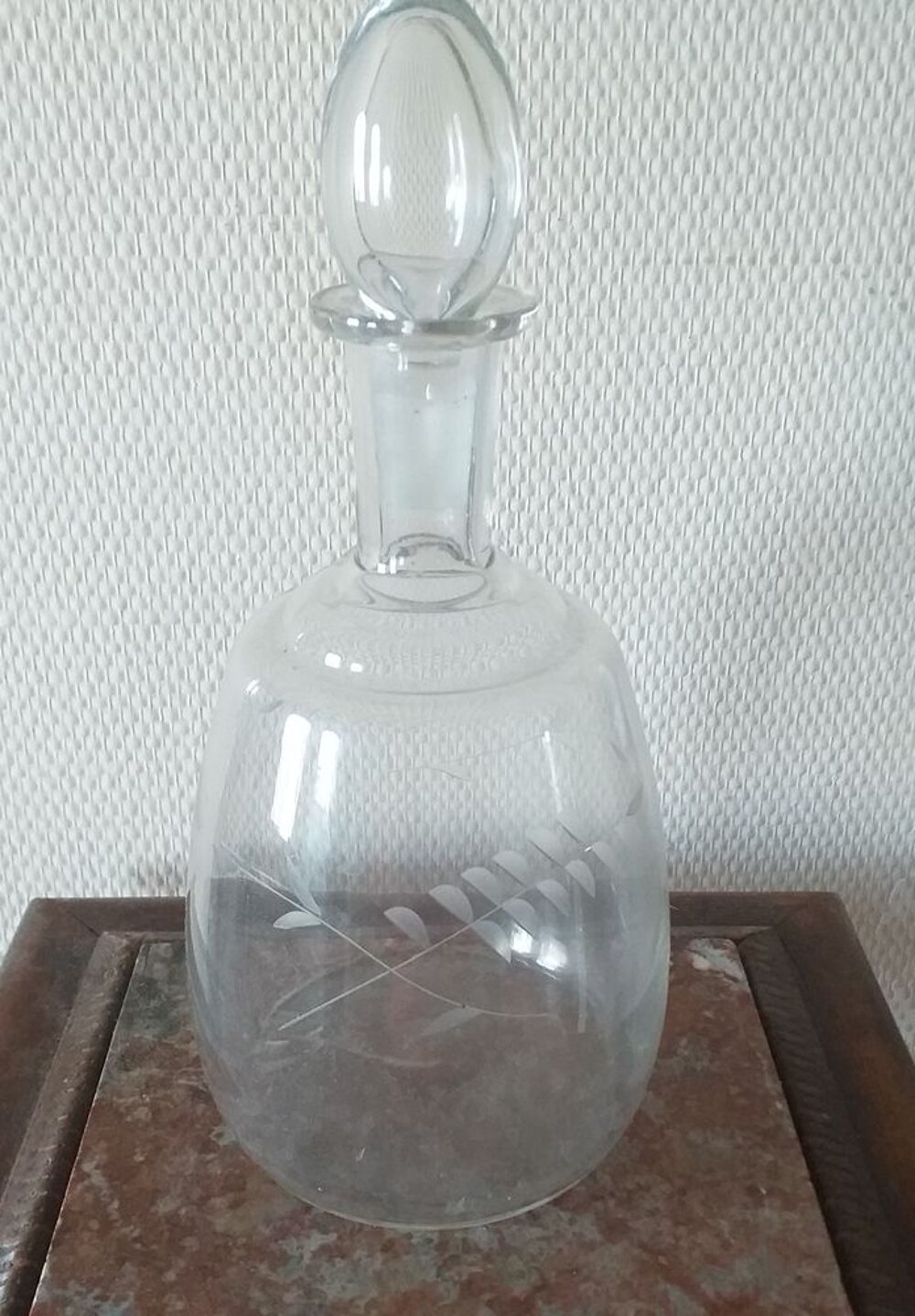  CARAFE en verre grav&eacute;, &agrave; d&eacute;cor de foug&egrave;re et son bouchon Décoration