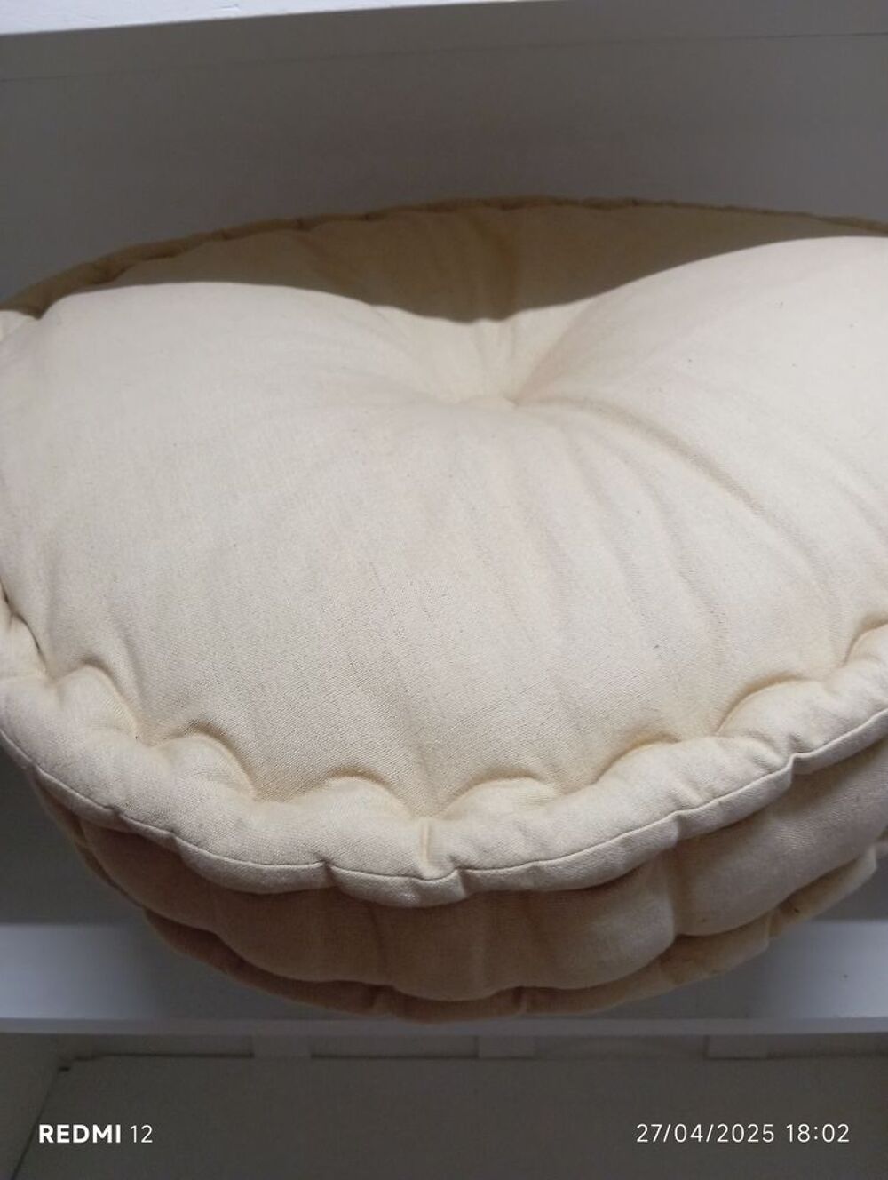 2 galettes : une rouge et une beige
Décoration