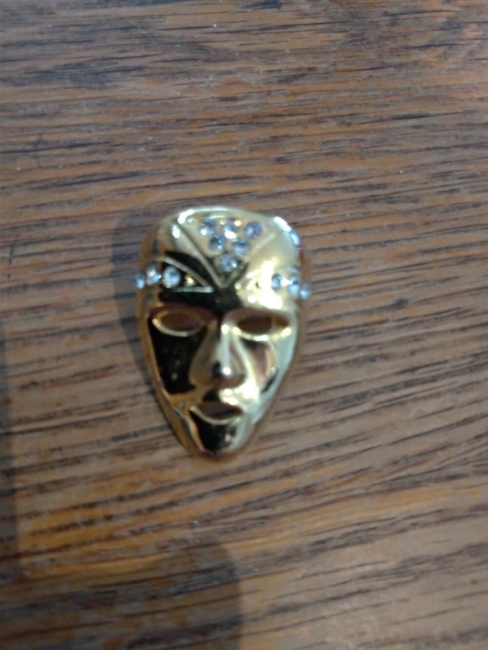 Broche dor&eacute;e masque v&eacute;nitien, strass. Bijoux et montres