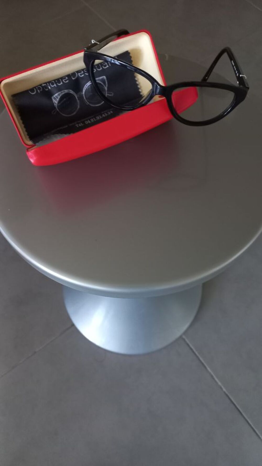 Superbe monture de lunette
Noire
Marque Moschino Bijoux et montres