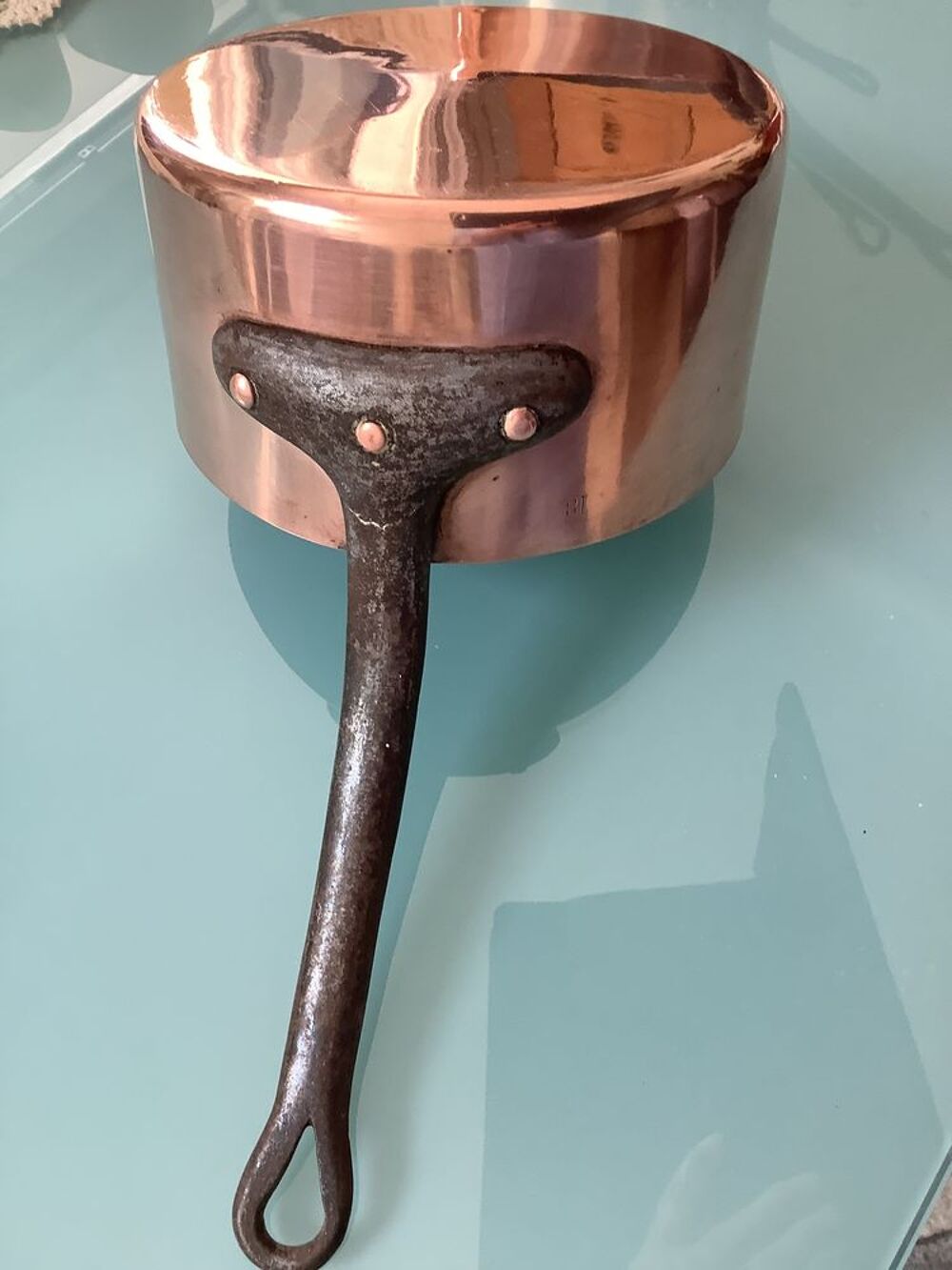 Lot de casseroles en cuivre avec barre en fer forg&eacute;. Décoration