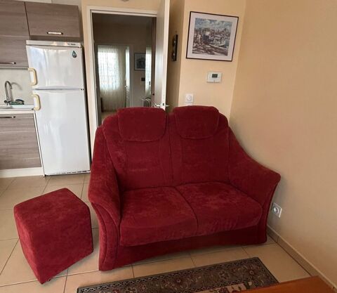 � saisir canap� 2 places en tissu bordeaux avec son pouf 550 Vif (38)