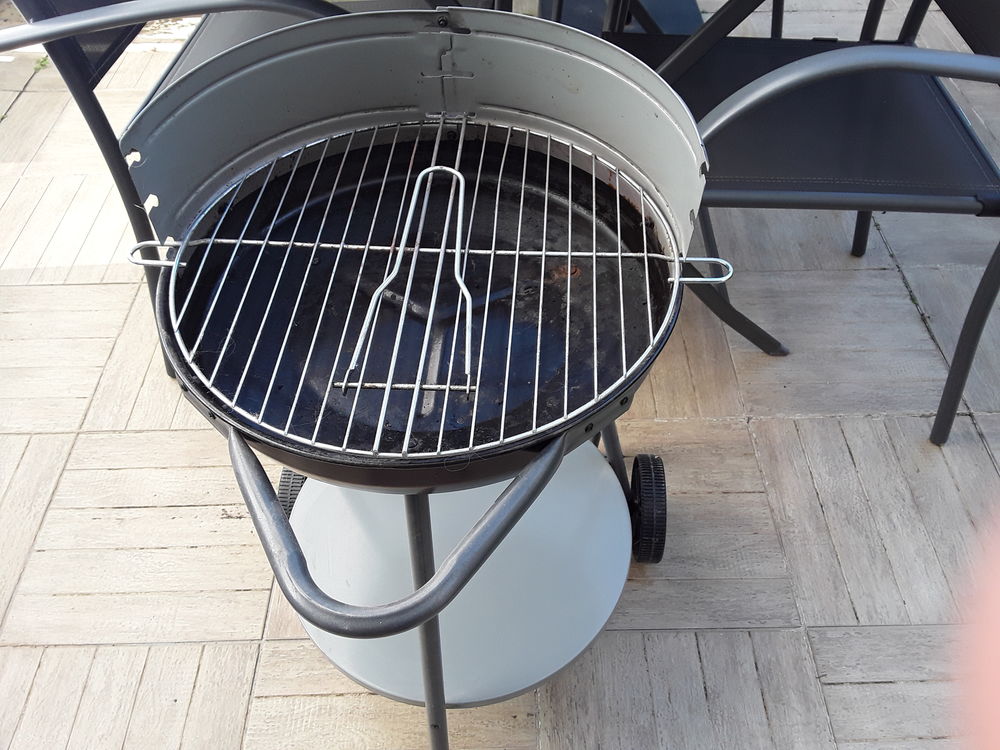 Petit barbecue sur roulettes tr&egrave;s pratique Jardin