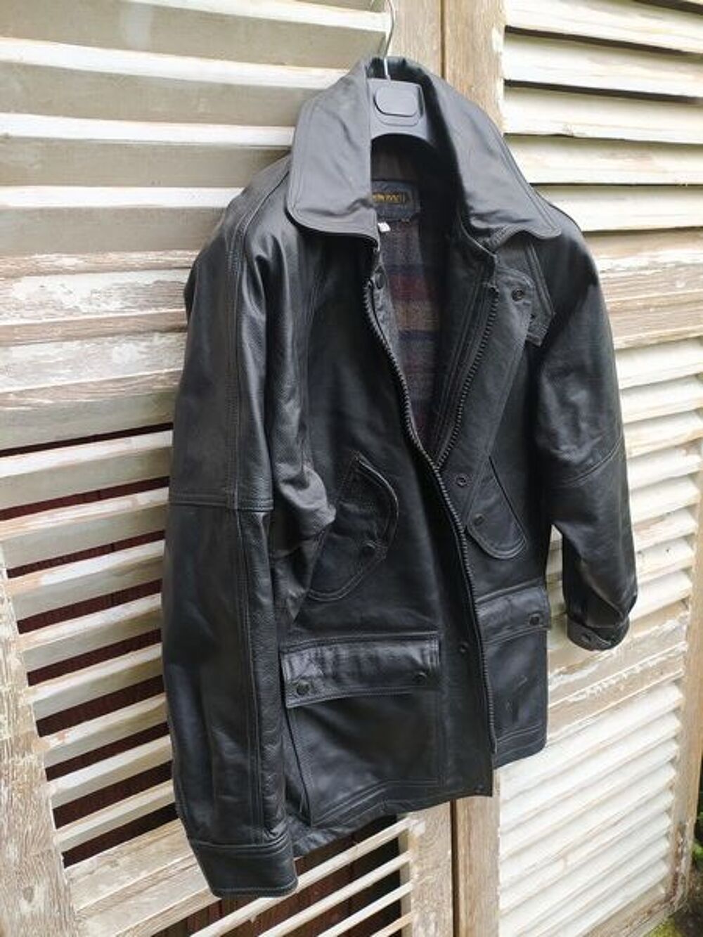 Blouson Cuir Noir Vintage Bison Fut&eacute; T50
Vêtements