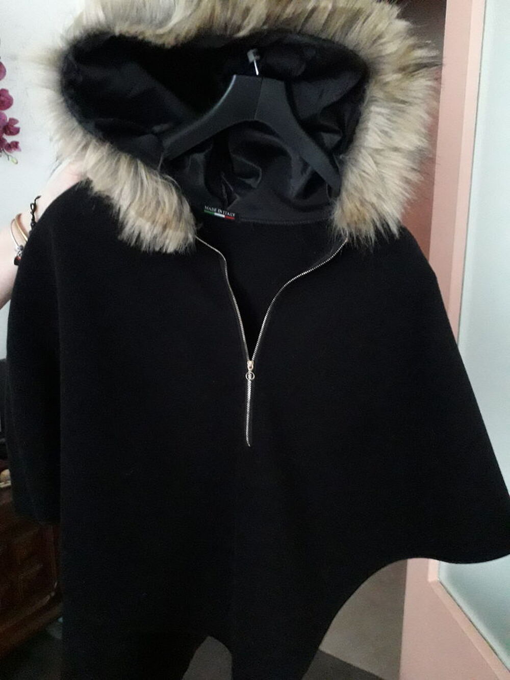 tr&egrave;s belle cape noir Vêtements