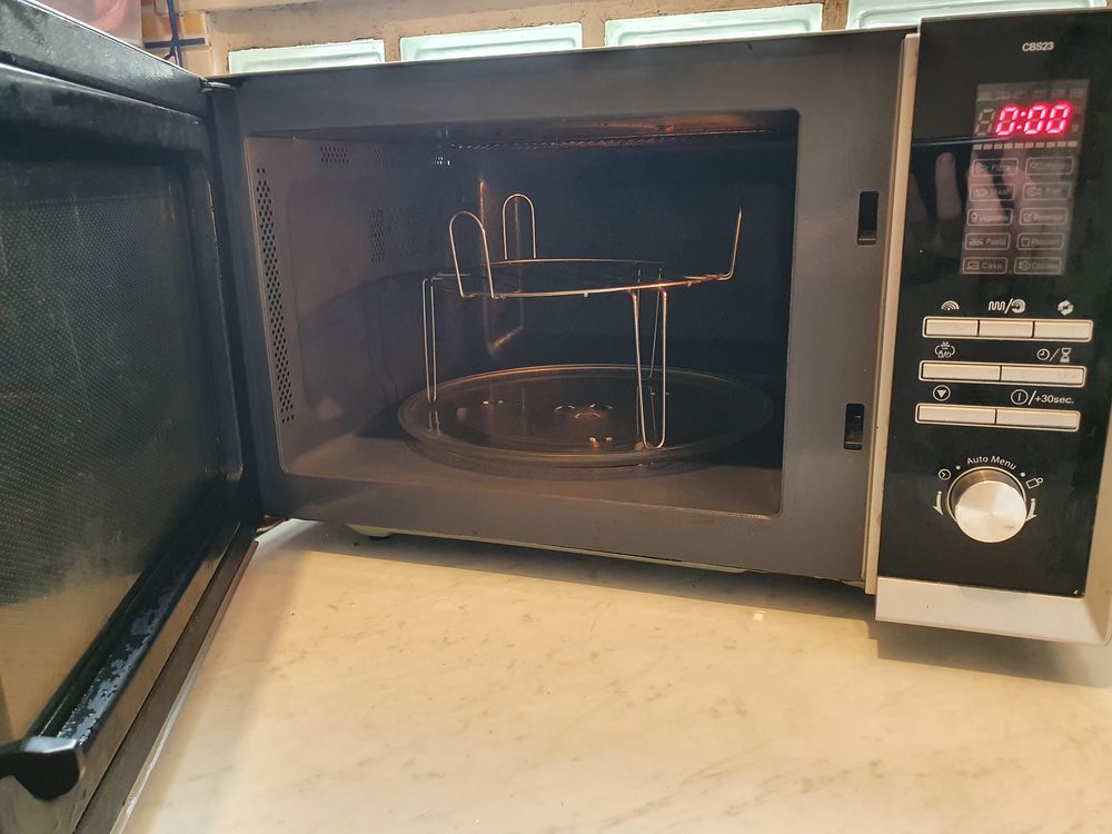Four Microondes &amp; Grill Proline tr&egrave;s bon &eacute;tat Electromnager