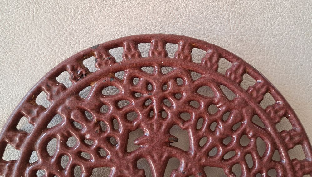 dessous de plat en fonte &agrave; formes g&eacute;om&eacute;triques bordeaux Cuisine
