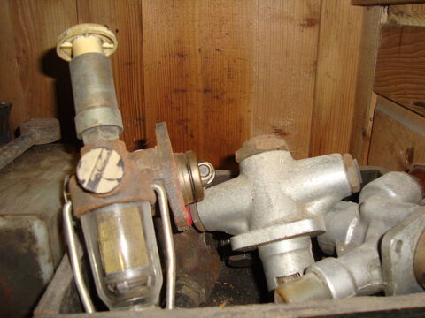 ancienne pompe d'amorage  gas oil  saisir  20 Cantaing-sur-Escaut (59)