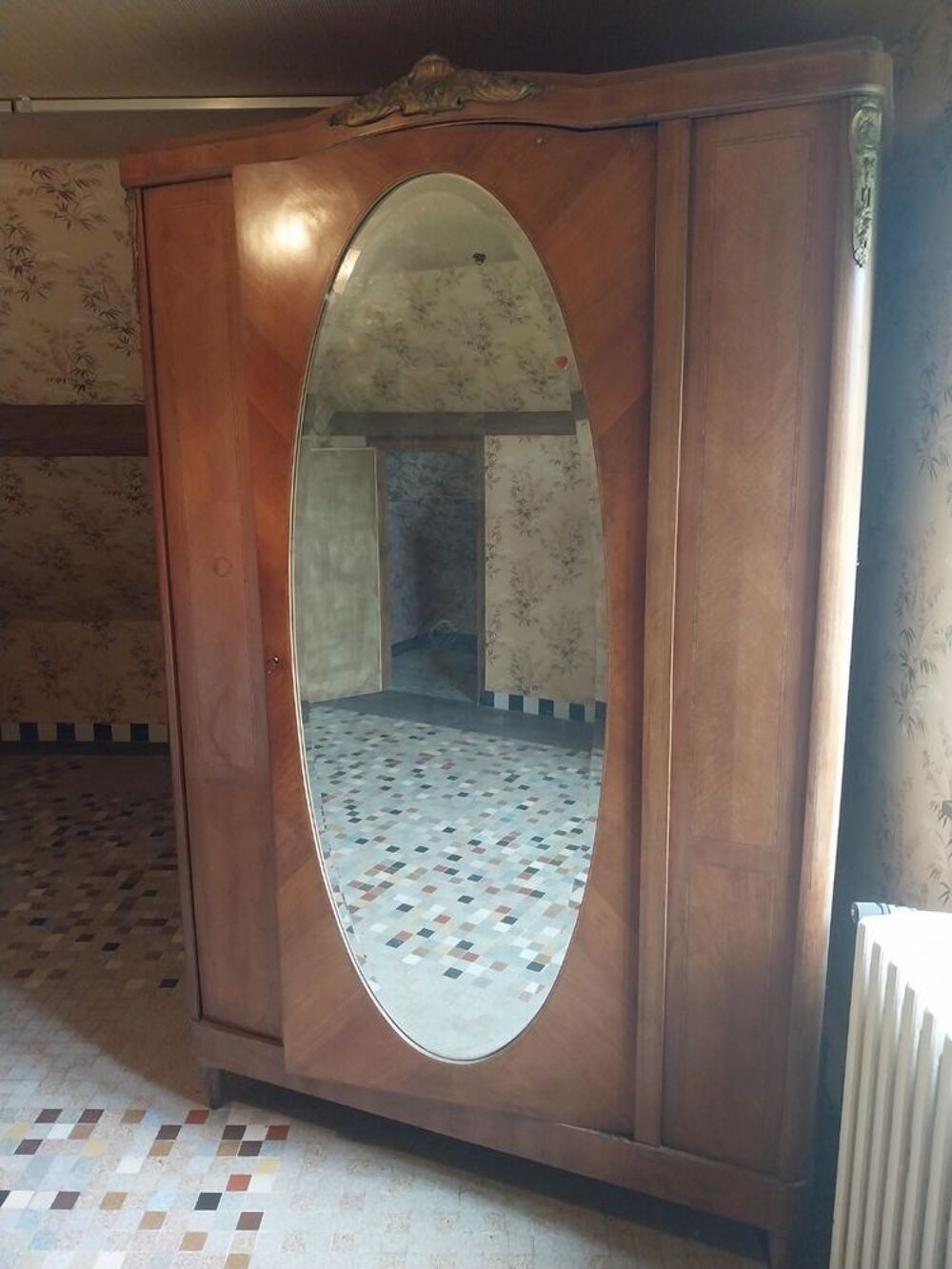 Donne armoire bois normande ancien dans l'etat Meubles