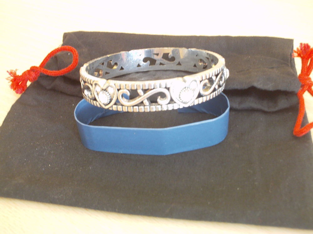 Trois bracelets mod&egrave;le unique N&deg; 883 Bijoux et montres