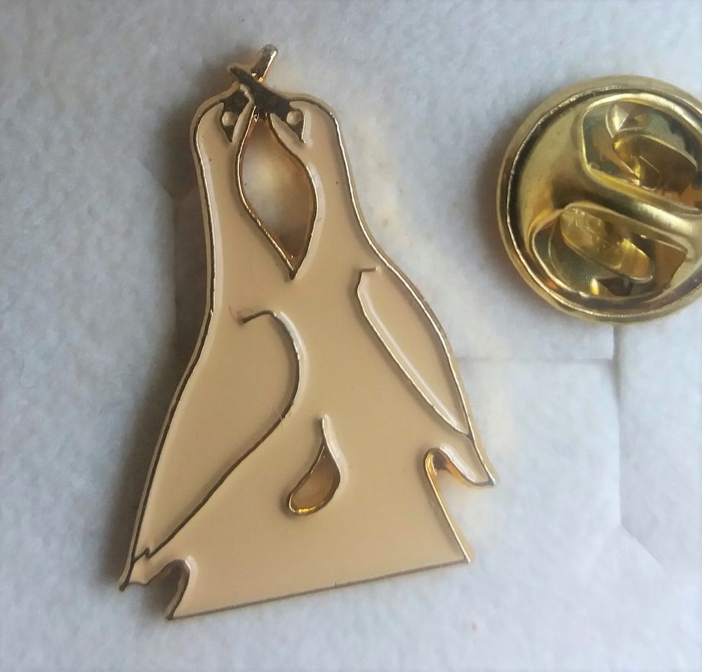 Mini broche &eacute;pinglette deux oies enlac&eacute;es &eacute;cru ancienne Bijoux et montres