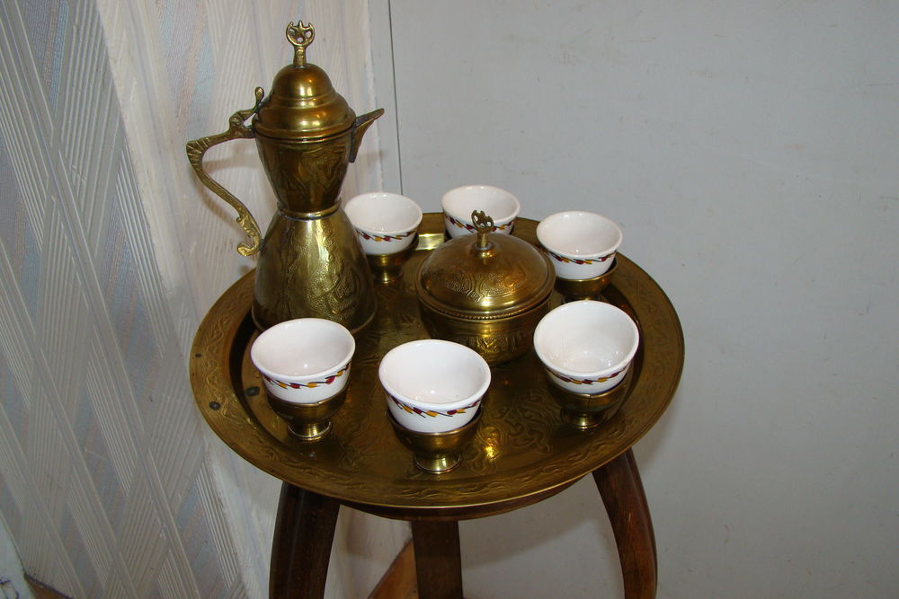 Service &agrave; caf&eacute; oriental en laiton vintage ann&eacute;es 1970 Décoration