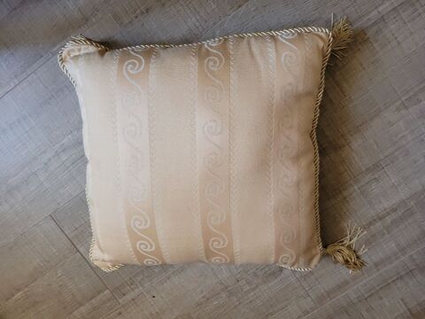 LOT DE 4 COUSSINS JAUNE OR POUR CANAPE 25 Monteux (84)