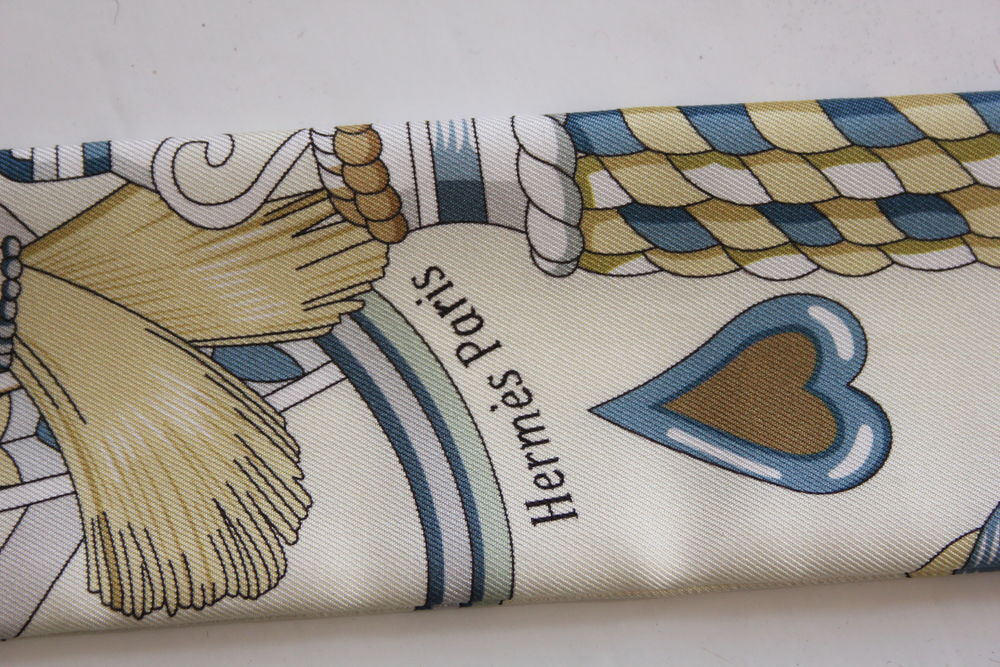 HERMES Twilly Harnais de c?ur
cr&egrave;me, bleu jeans, vert amande Vêtements